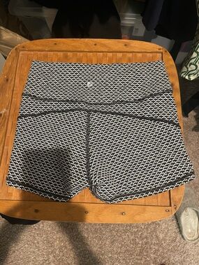 Lululemon Black and White Patterned shorts size 6